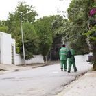 Deux petits bonhommes verts regardent en arrière.