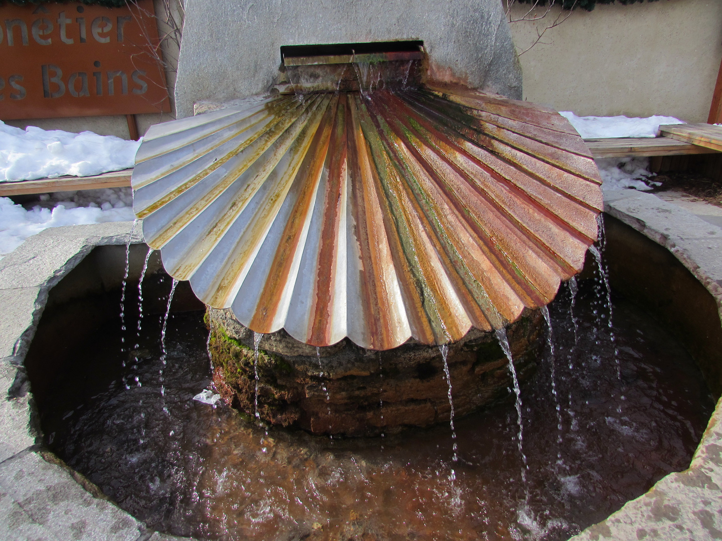 .. Deux robinets : un d' Eau chaude et un d'eau froide à Monetier les Bains (05)..