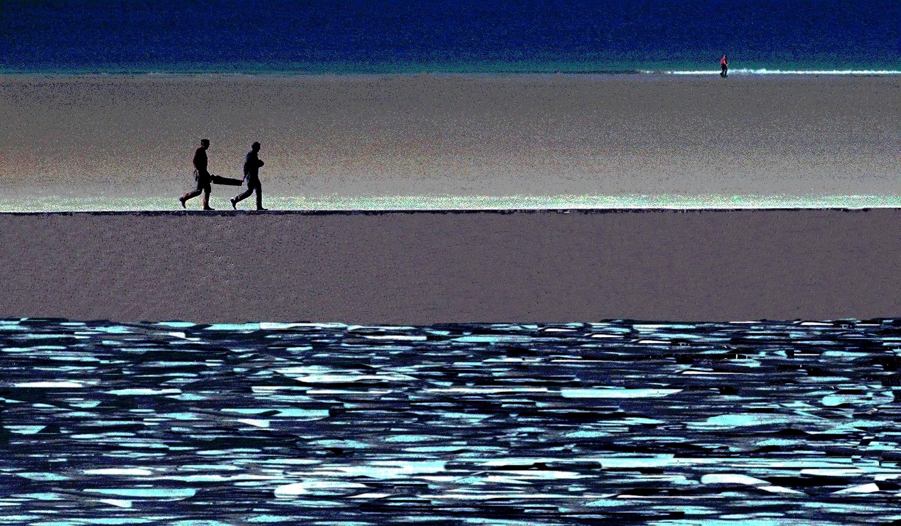 Deux silhouettes et la mer