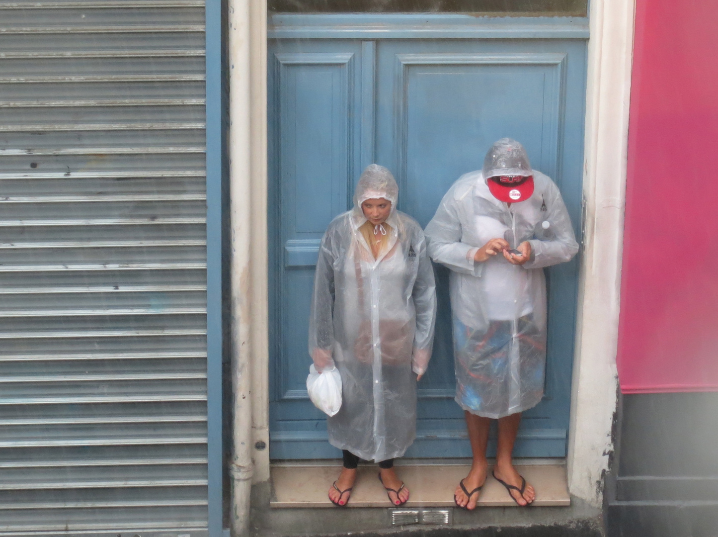 Deux touristes en juillet à Paris