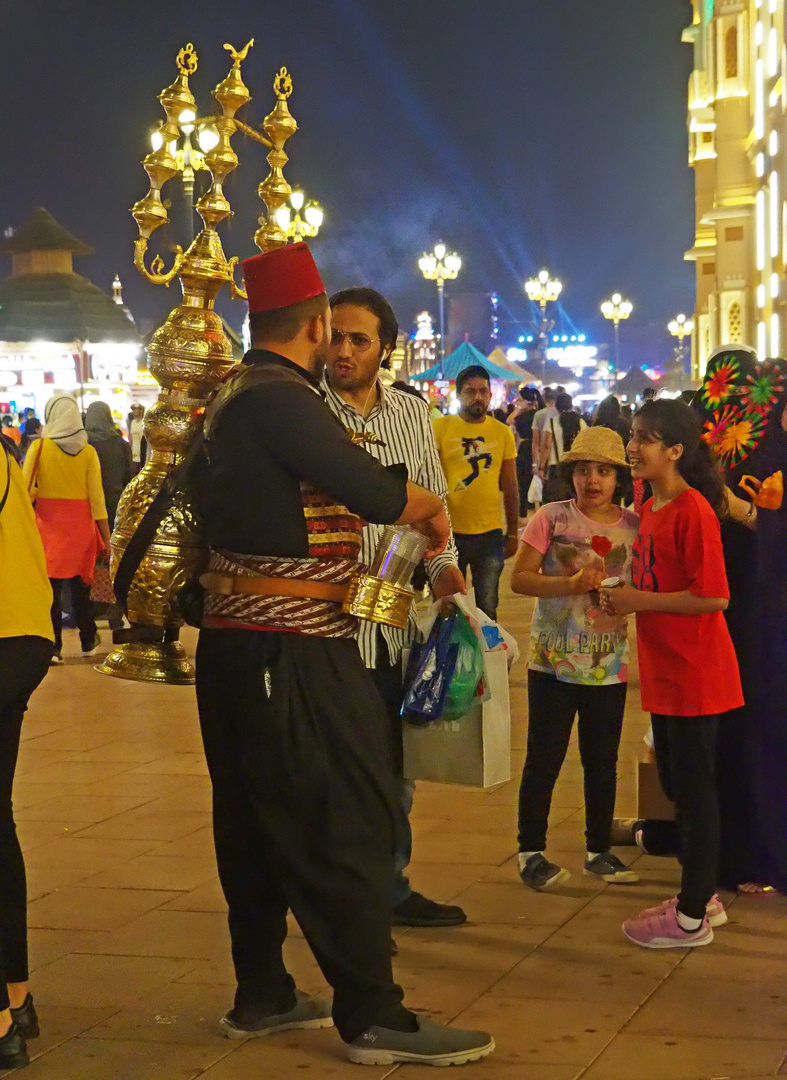 Devant le pavillon turc à Global Village