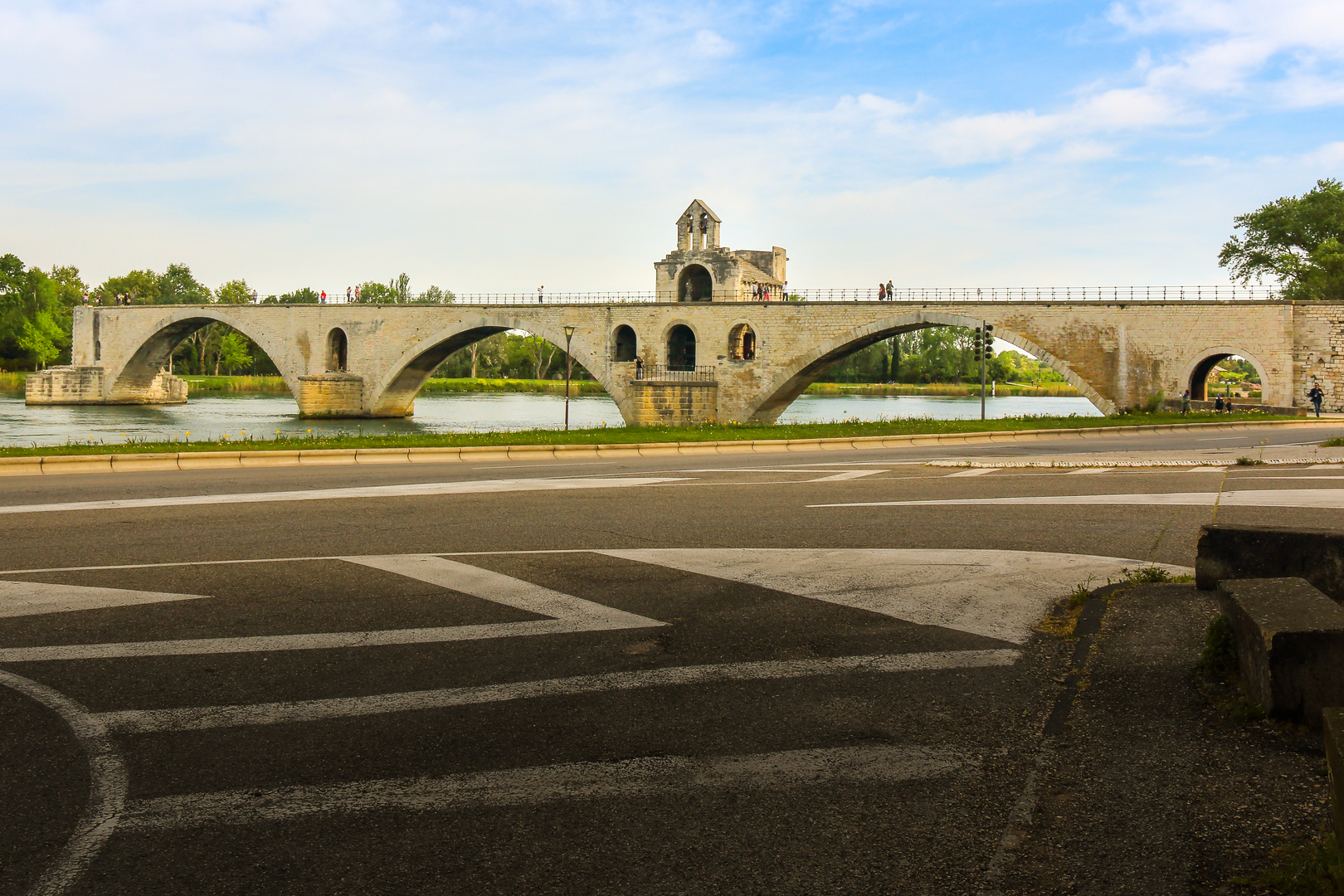 Devant le pont d’Avignon, Pont Saint-Bénézet