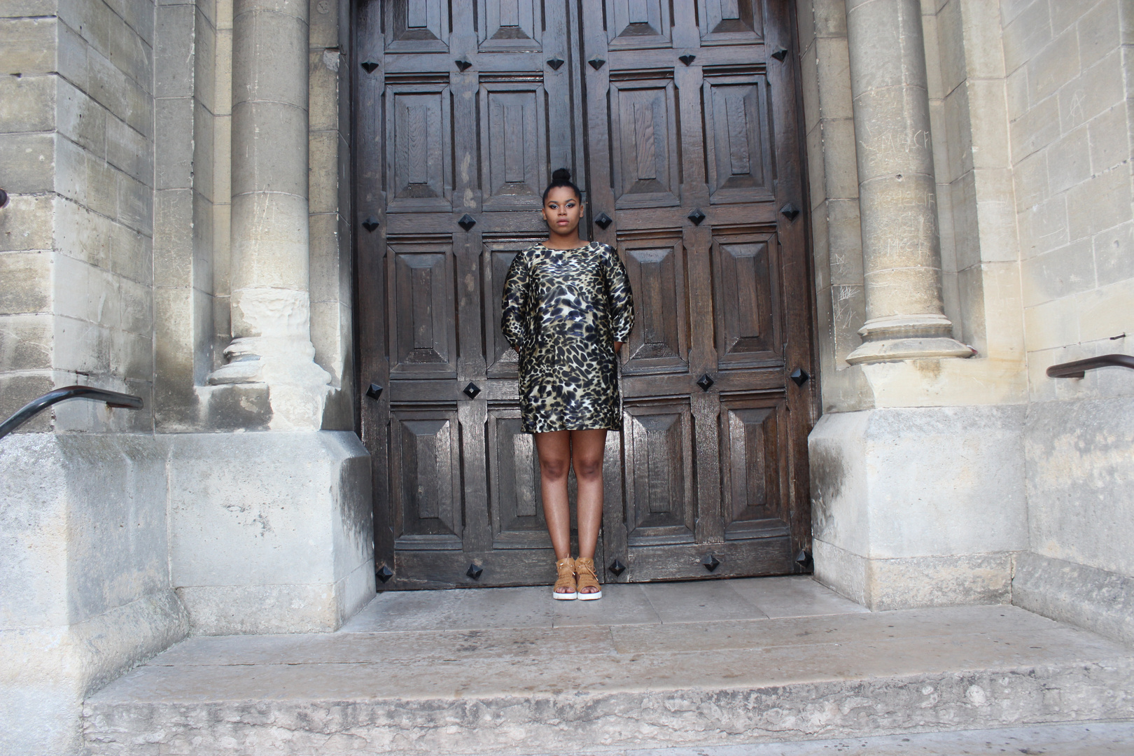 Devant les portes d'une chapelle