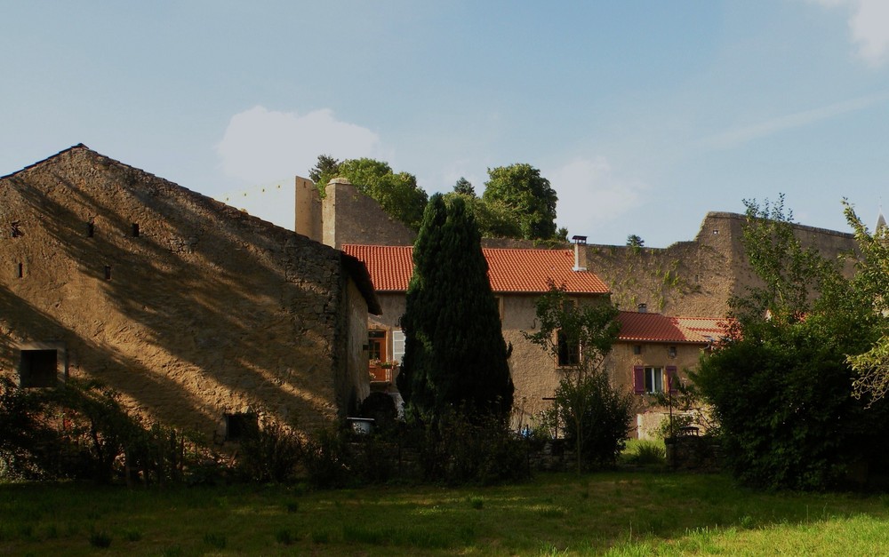 Devant les remparts.