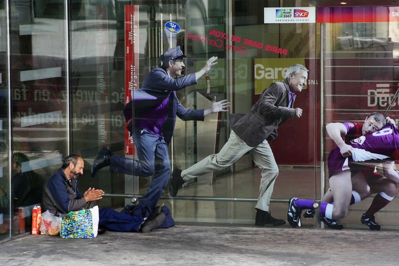 Devant une gare