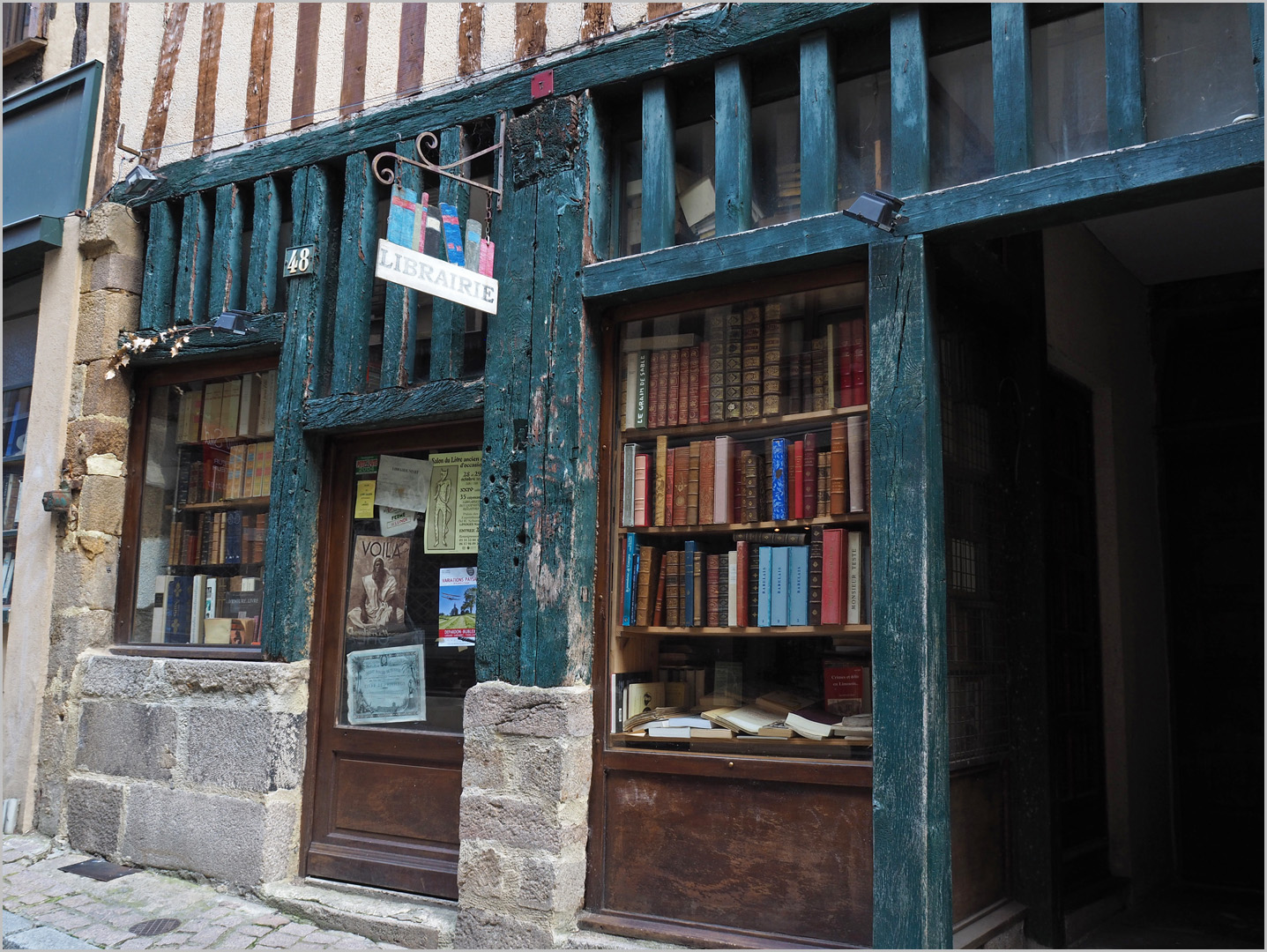 Devanture d’un libraire bouquiniste  --  Rue de la Boucherie, Limoges