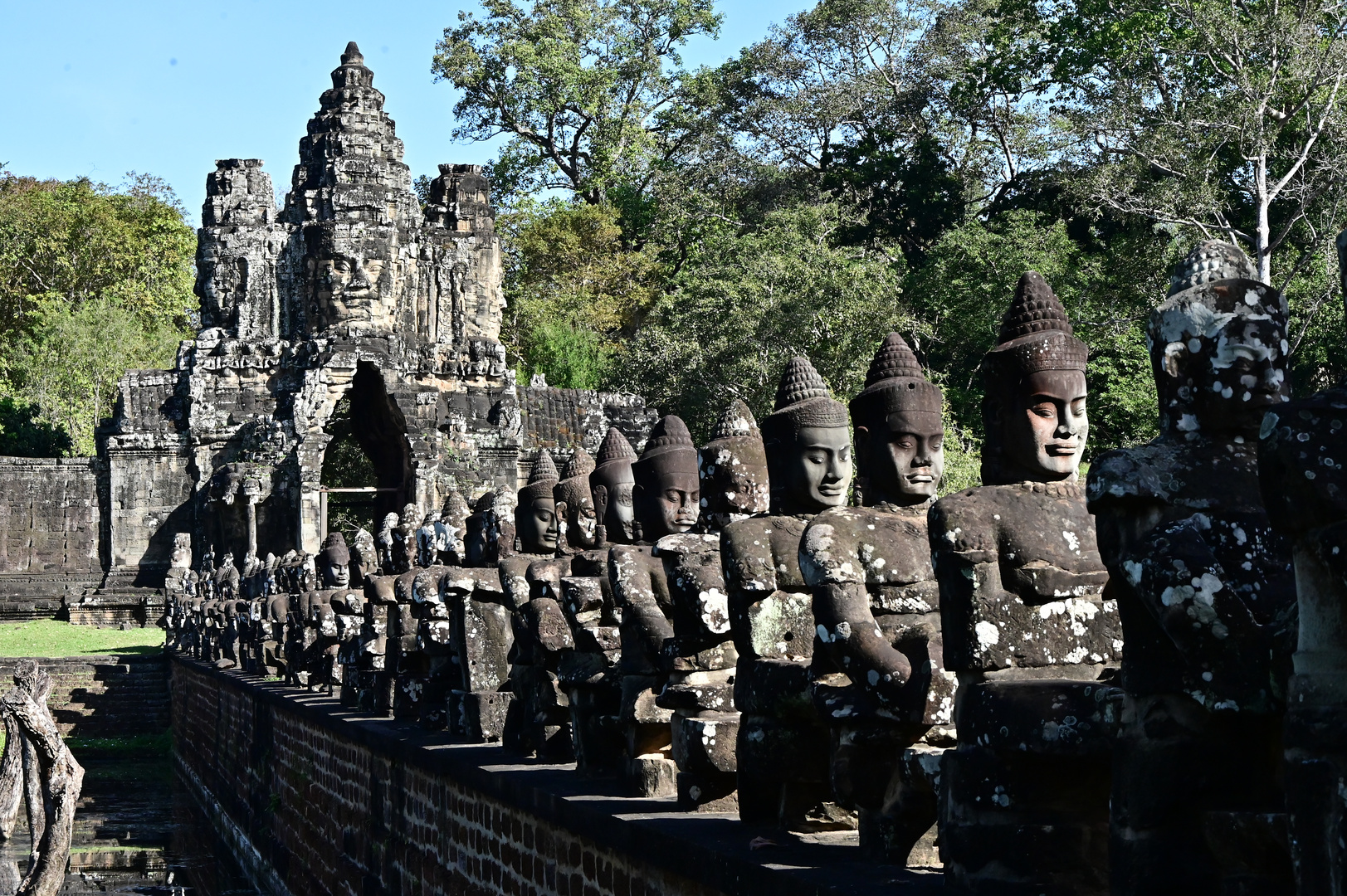 Devas vor dem Southgate Angkor Thom