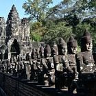 Devas vor dem Southgate Angkor Thom