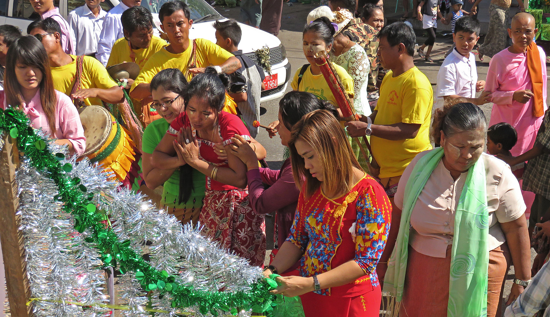 Devozione per le strade di Yangon,Myanmar