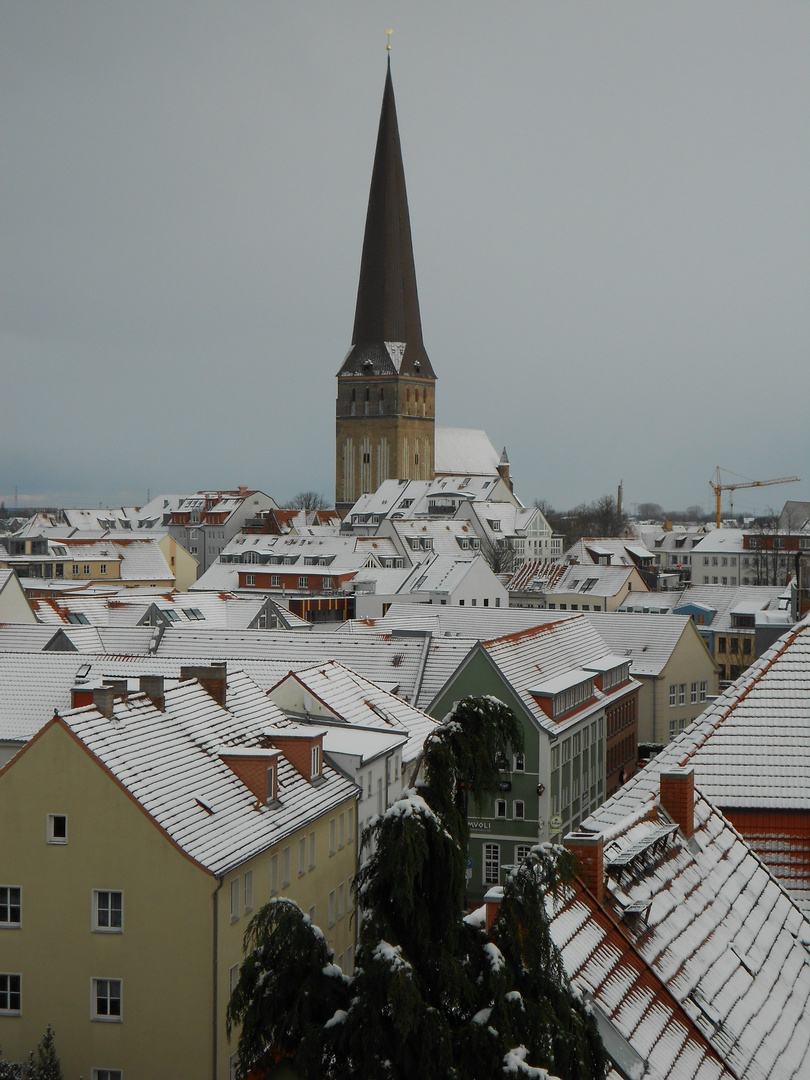 Dezember-Blick auf die Petrikirche in Rostock