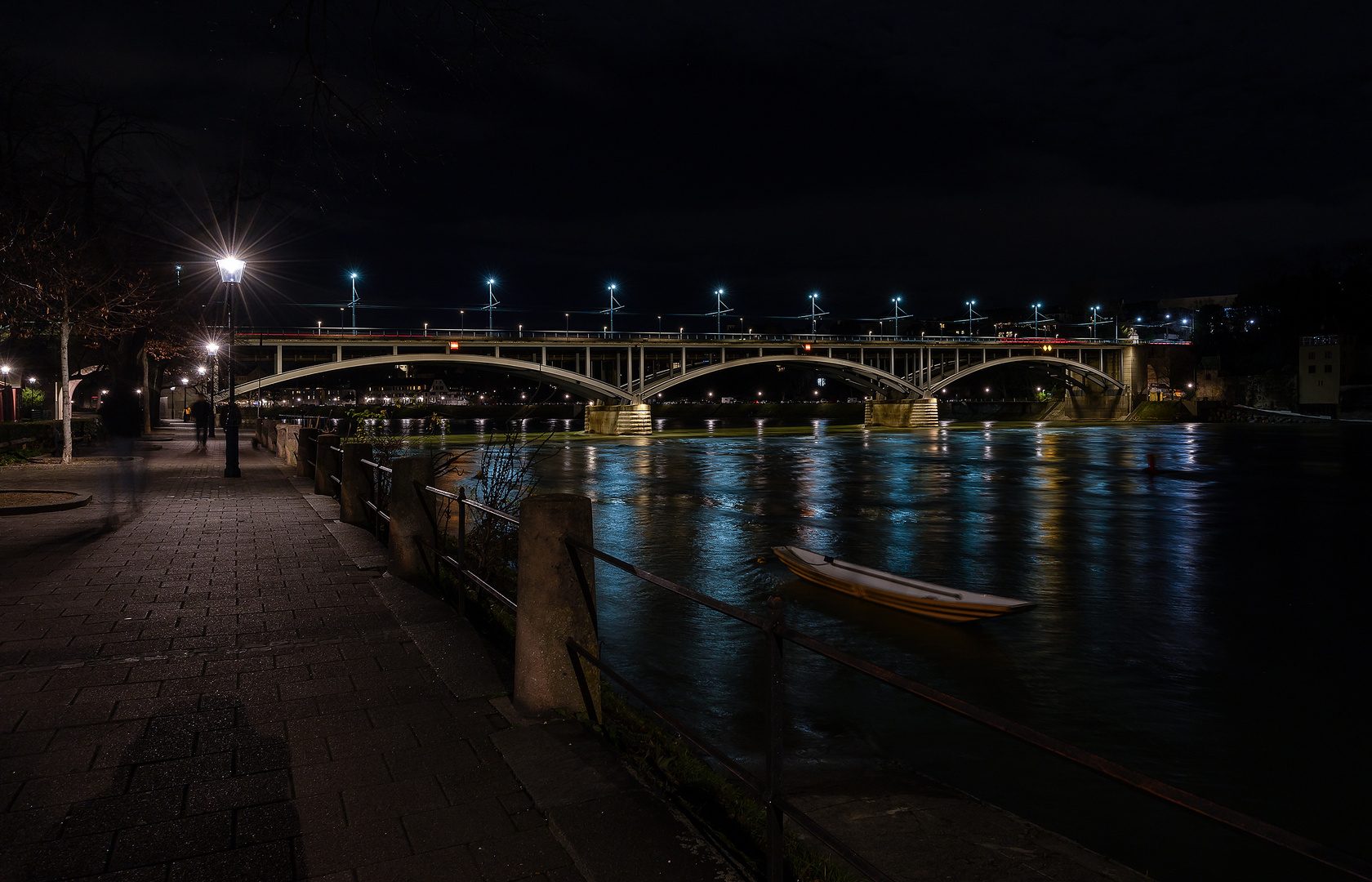 Dezemberabend am Rheinufer