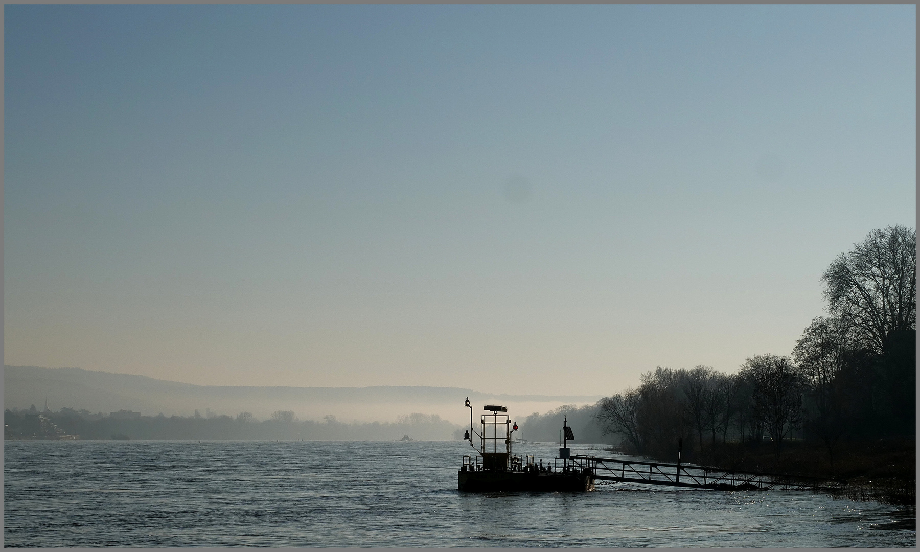 Dezembermorgen am Rhein