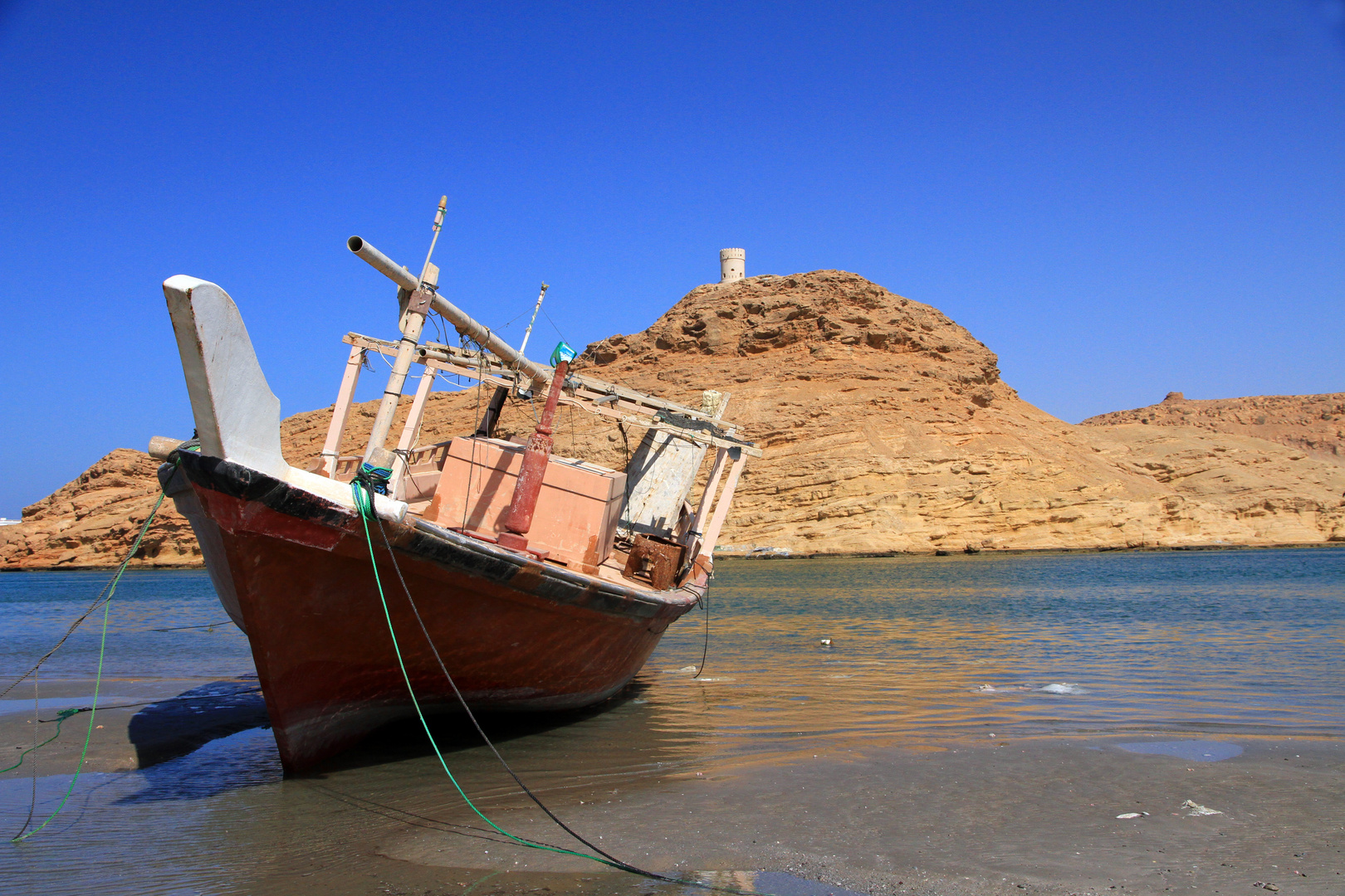 Dhau an der Küste von Sur, Oman