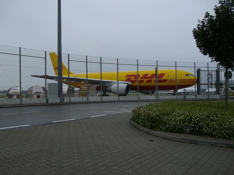 DHL-Flugzeug in Stuttgart-Fluhafen