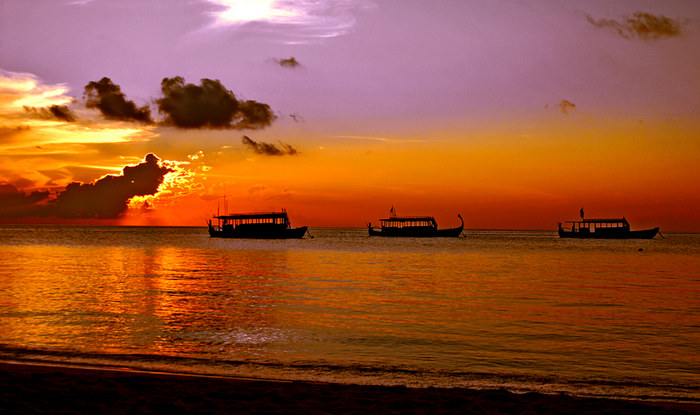 Dhomi boats at anchor at Velavaru