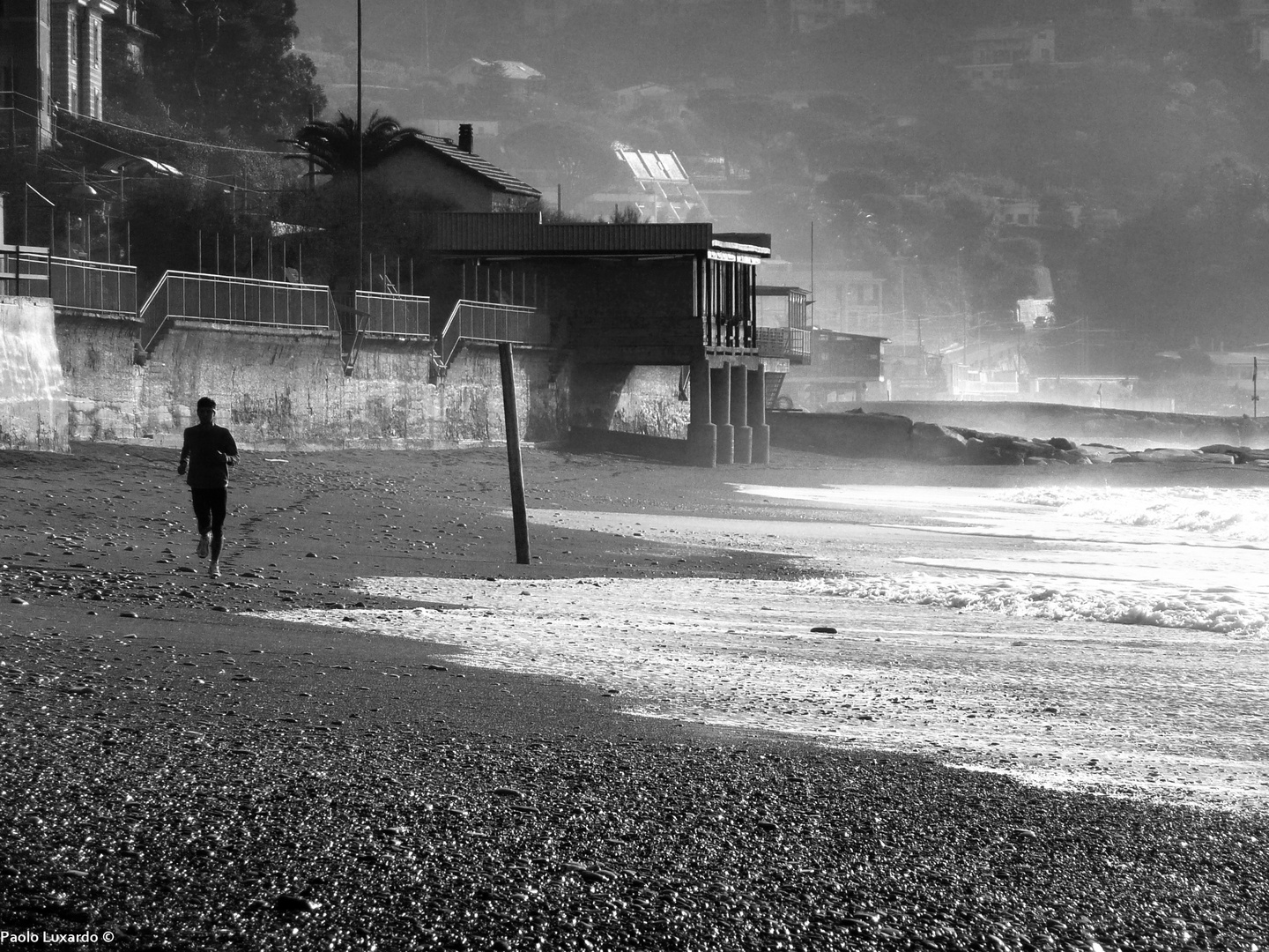 di corsa in riva al mare