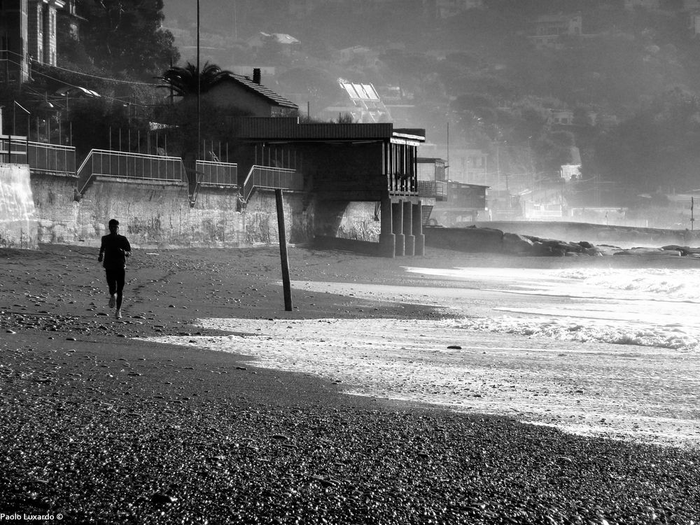 di corsa in riva al mare