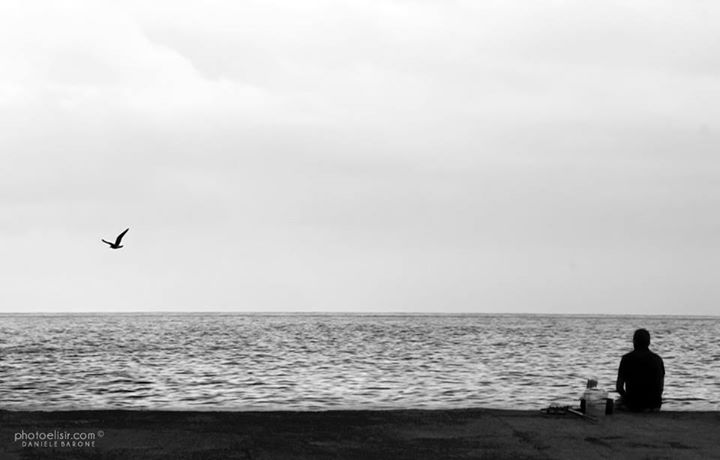 "Di fronte al mare la felicità è un'idea semplice."