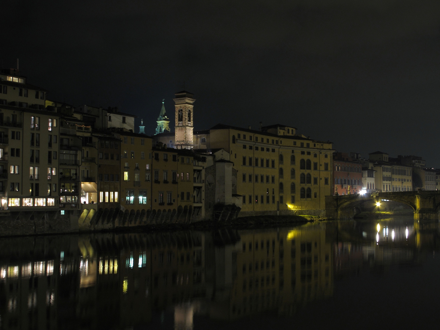 di notte lungo l'arno