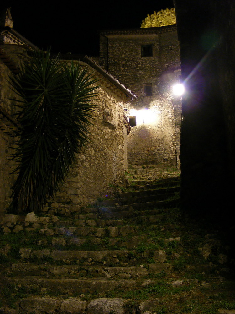 Di notte, vagando per il borgo.... von Guglielmo D'Arezzo 