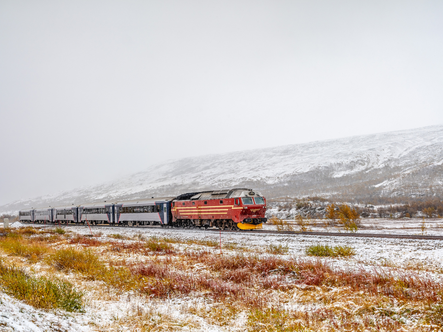 Di4 mit dem Tageszug in Richtung Süden auf dem Snaefell, Norwegen.