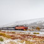 Di4 mit dem Tageszug in Richtung Süden auf dem Snaefell, Norwegen.