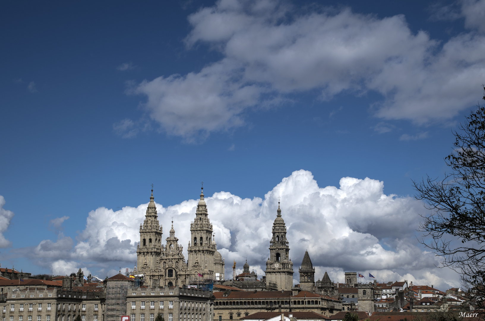 Día de nubes y claros.