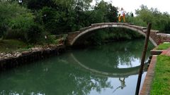 Diabolische Gesten auf der Teufelsbrücke
