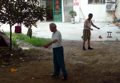 Diabolo-Spieler in einer Hefeier Wohnanlage