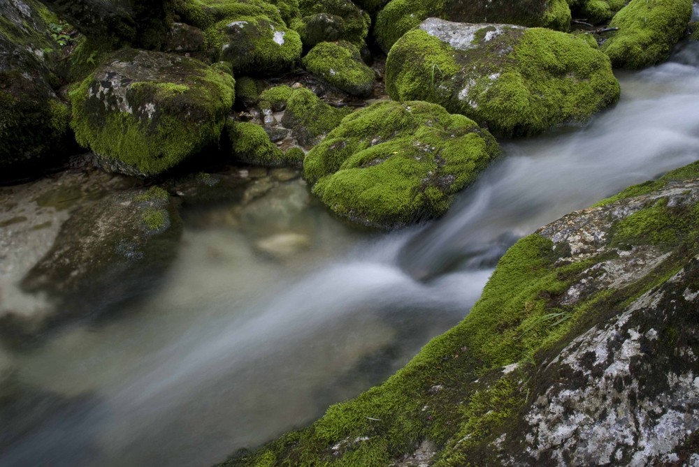 diagonal fließendes Wasser