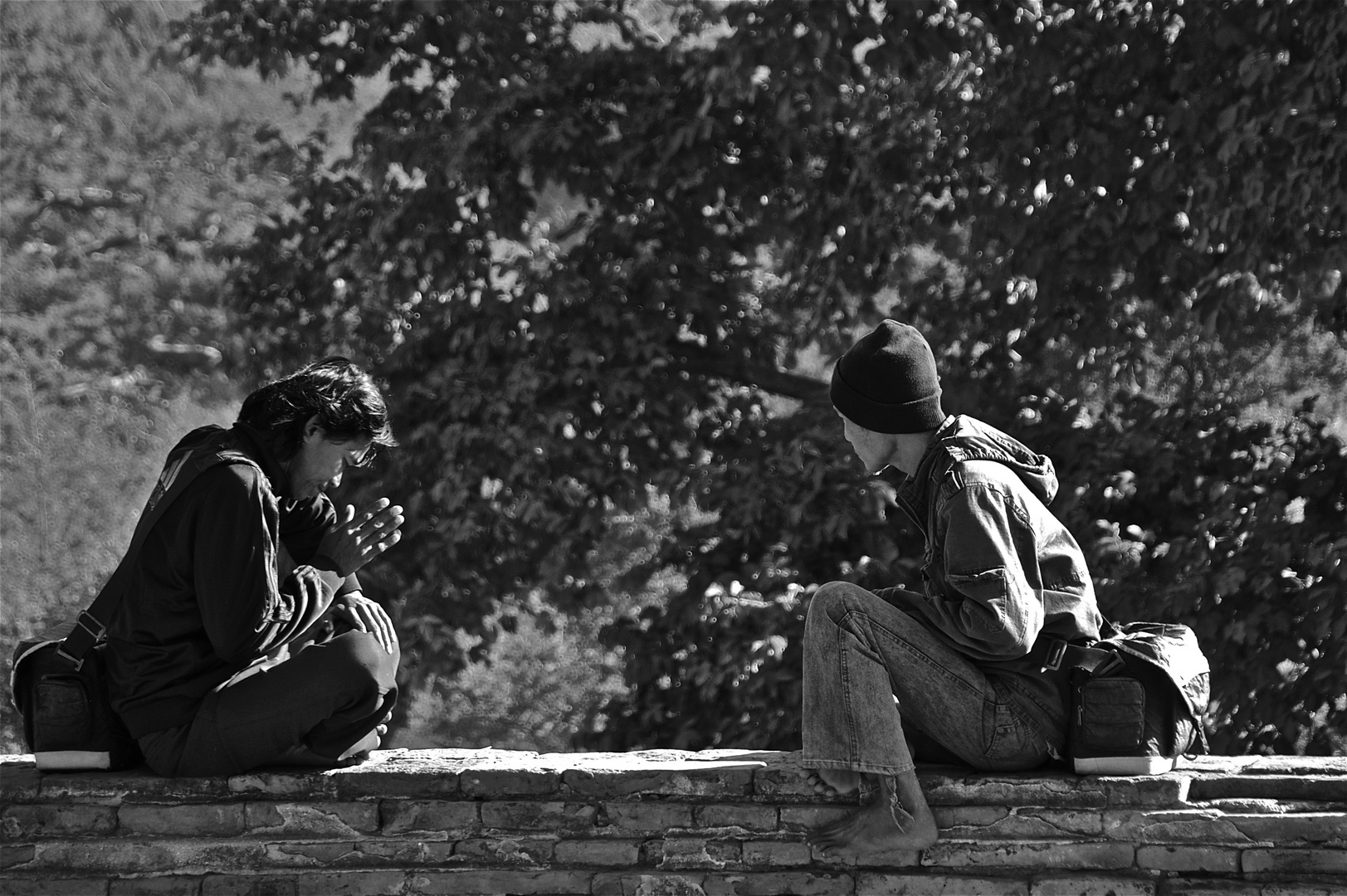 dialog zweier fotografen auf einer mauer