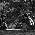 dialog zweier fotografen auf einer mauer