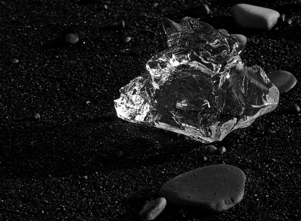 diamant de glace sur sable noir