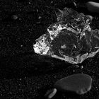 diamant de glace sur sable noir