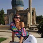 Diana posiert vor dem Gur Emir in Samarkand