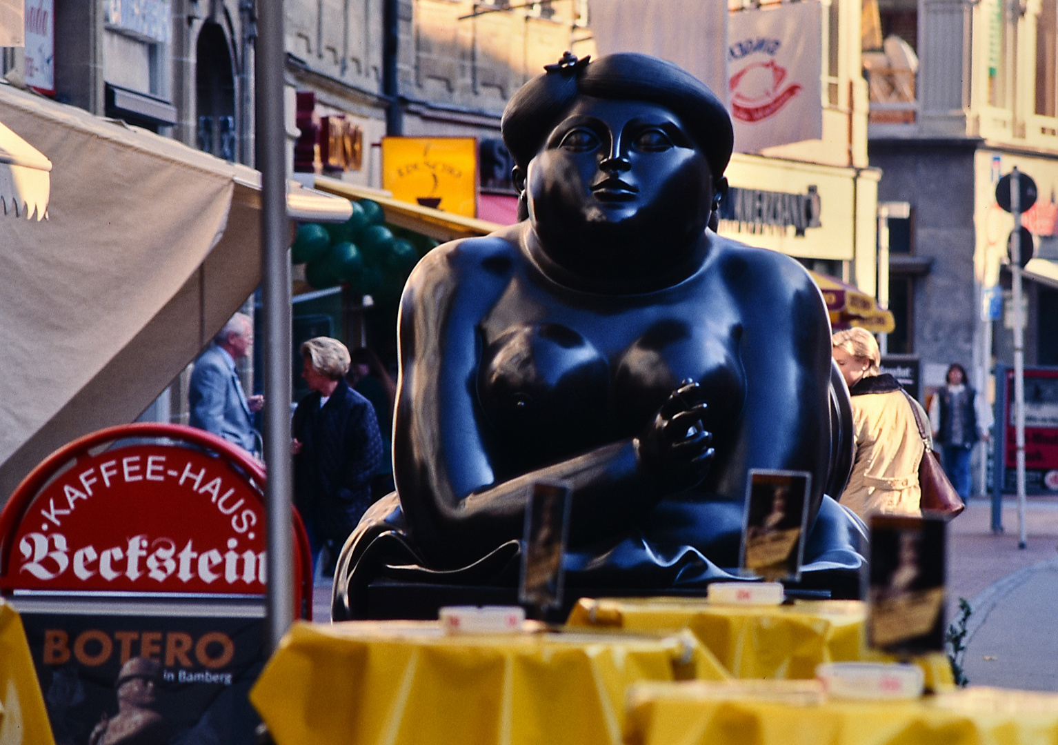 Dicke Frau vor dem Kaffeehaus