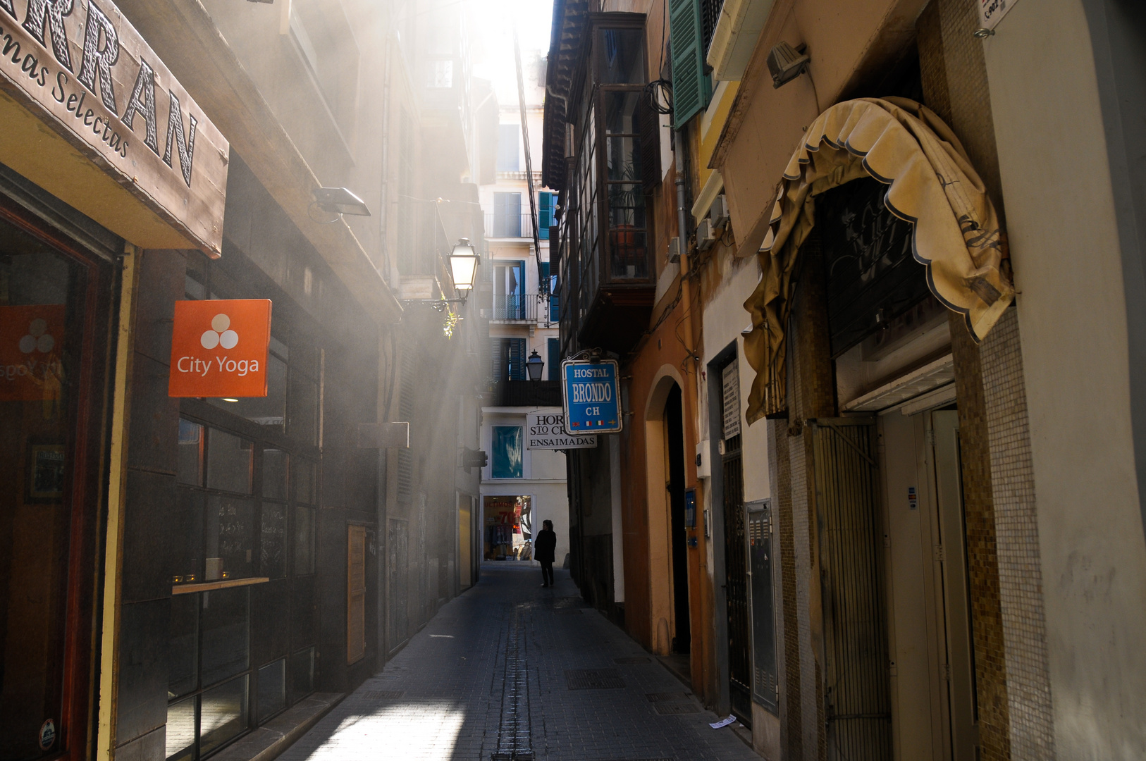 Dicke Luft in enger Gasse von Palma...