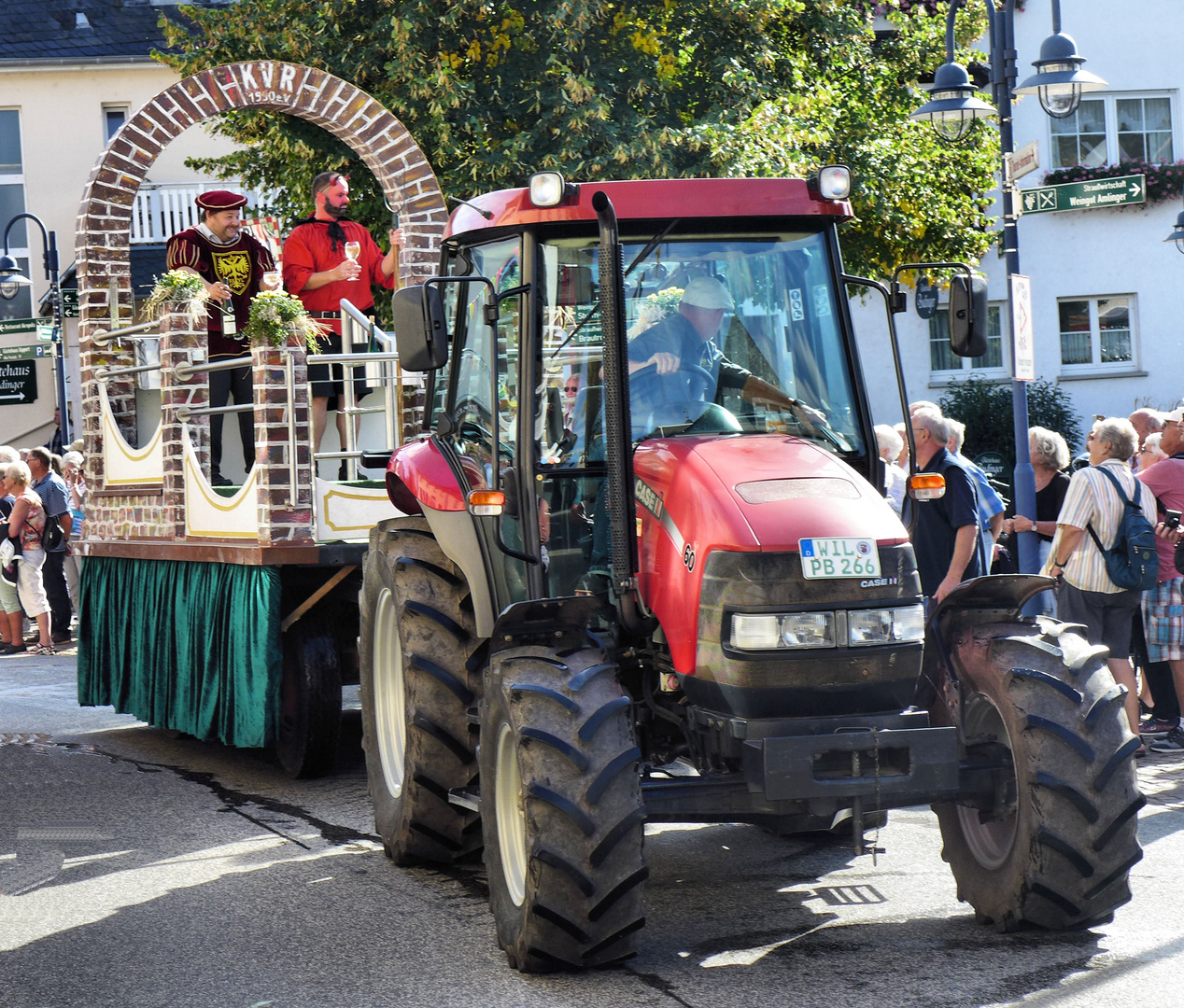 Dicke Trecker - bunte Wagen