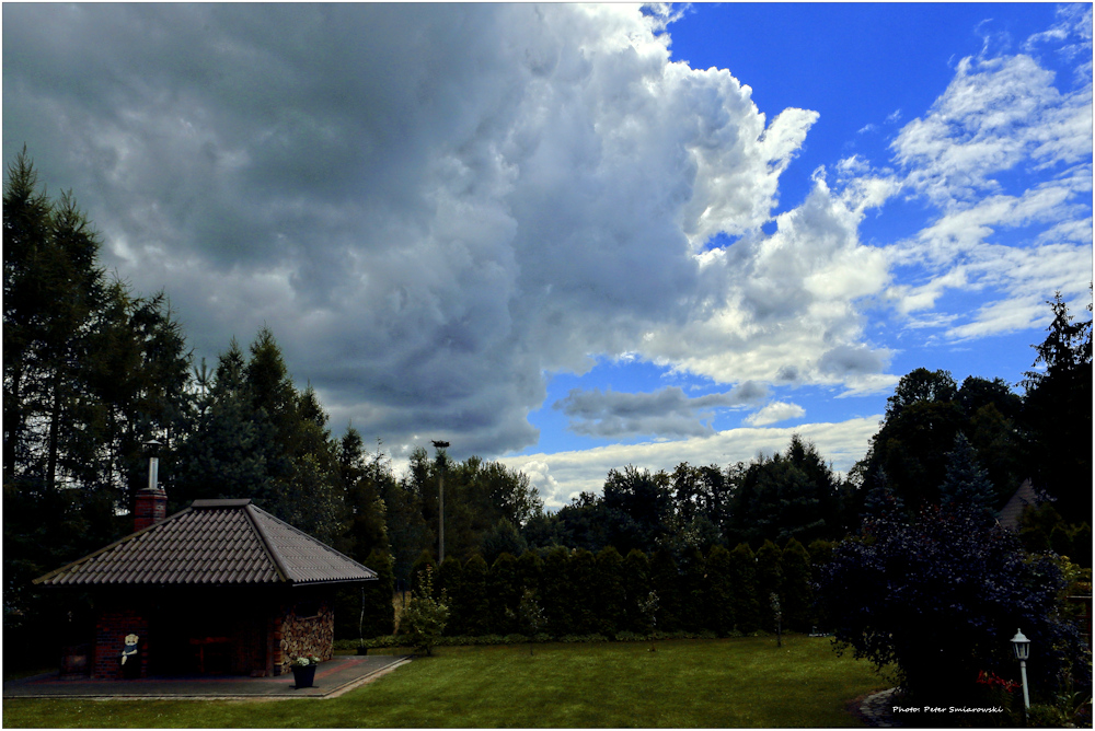 Dicke Wolke über Grillhaus