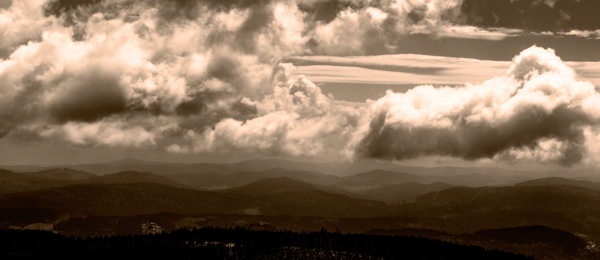 Dicke Wolken über dem Bayerwald