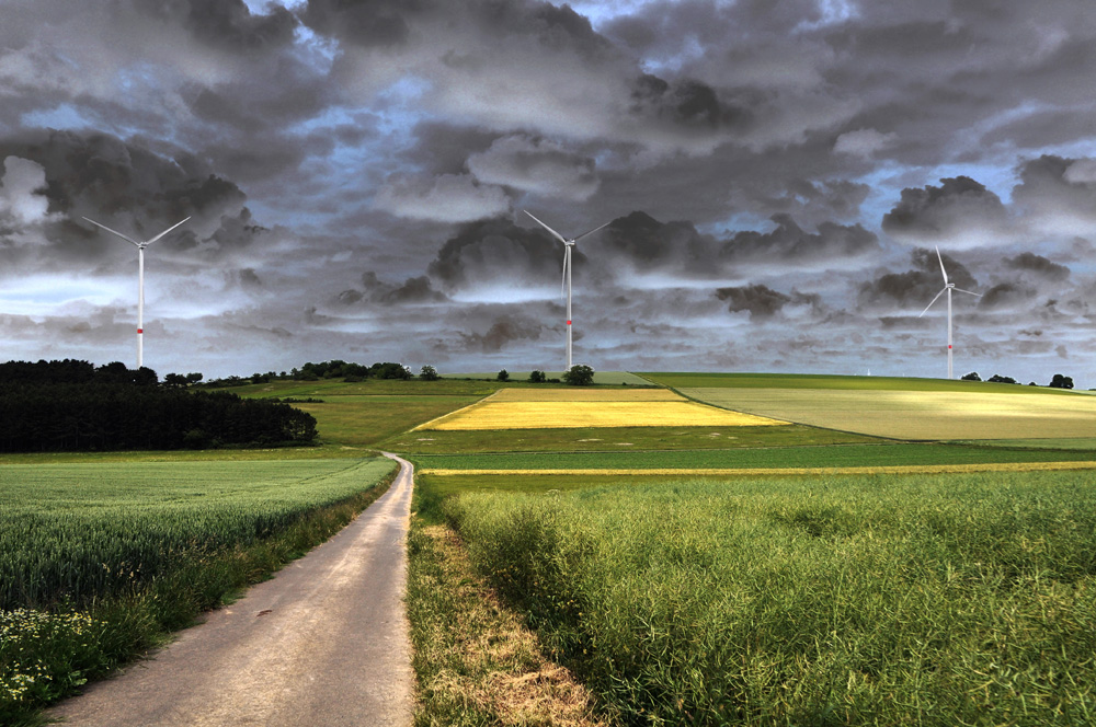 Dicke Wolken über den Windrädern