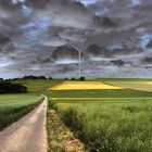 Dicke Wolken über den Windrädern