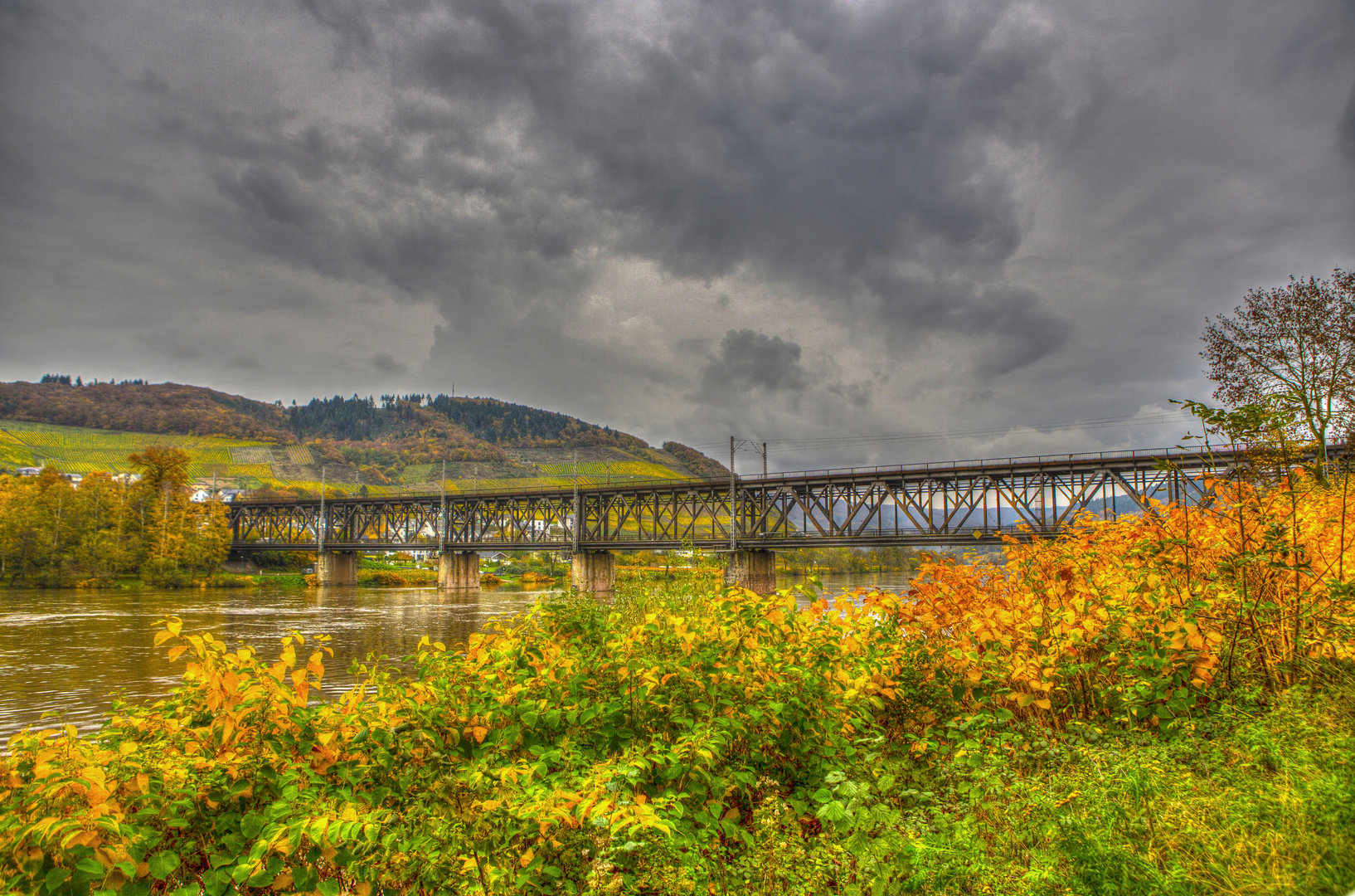 Dicke Wolken über der Doppelstockbrücke Bullay