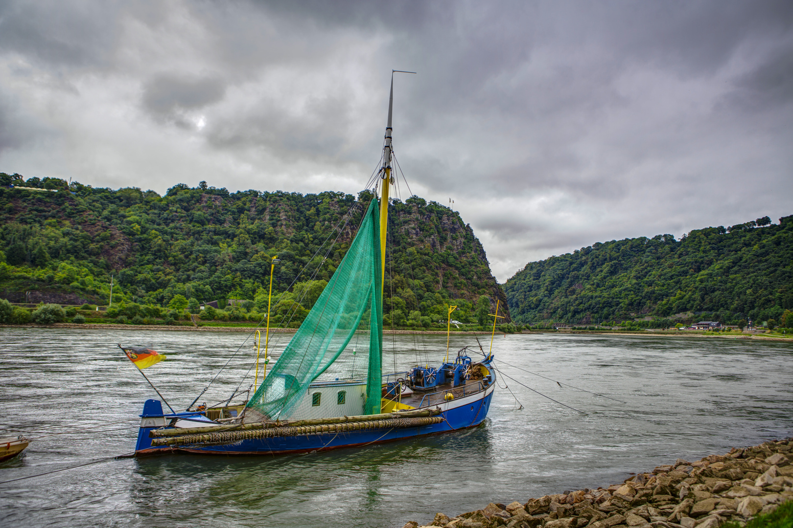 Dicke Wolken über der Loreley