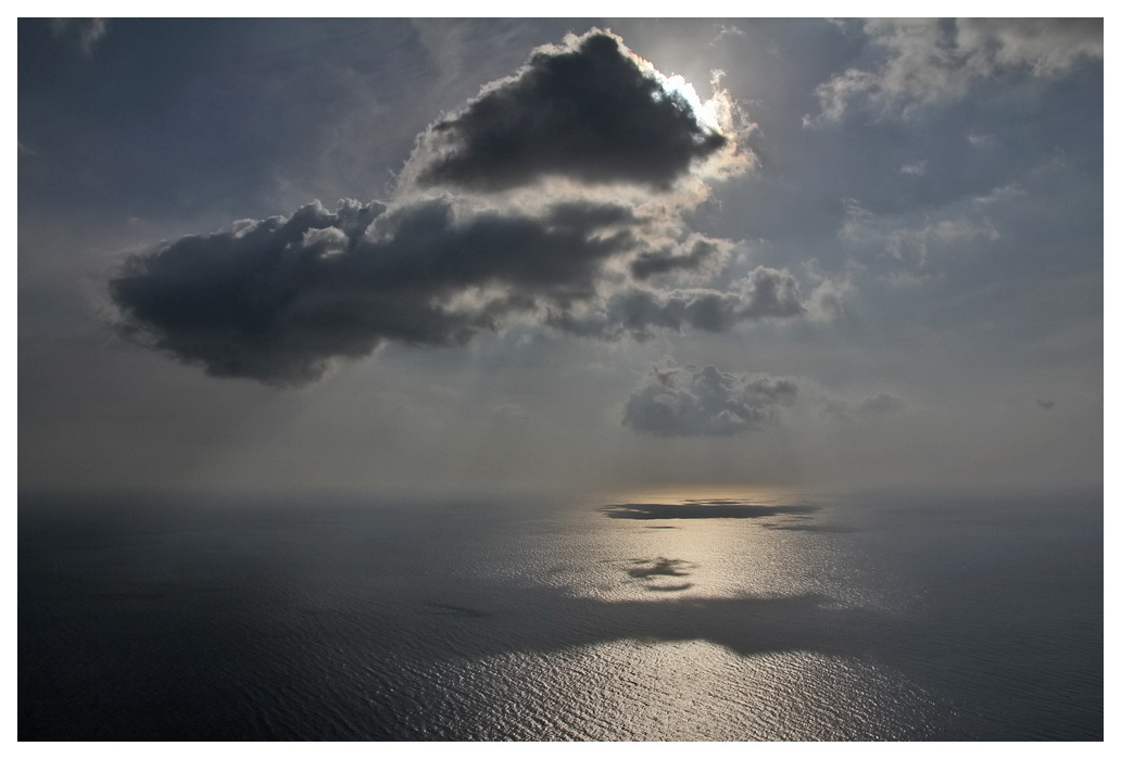 Dicke Wolkenbänke verdunkeln die Sonnenstrahlung