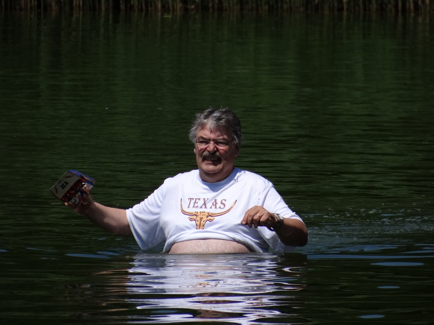 Dicker Mann im Wasser