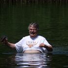 Dicker Mann im Wasser