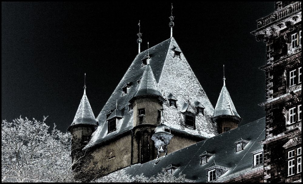 dicker Schlossturm mit Schnee
