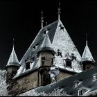 dicker Schlossturm mit Schnee