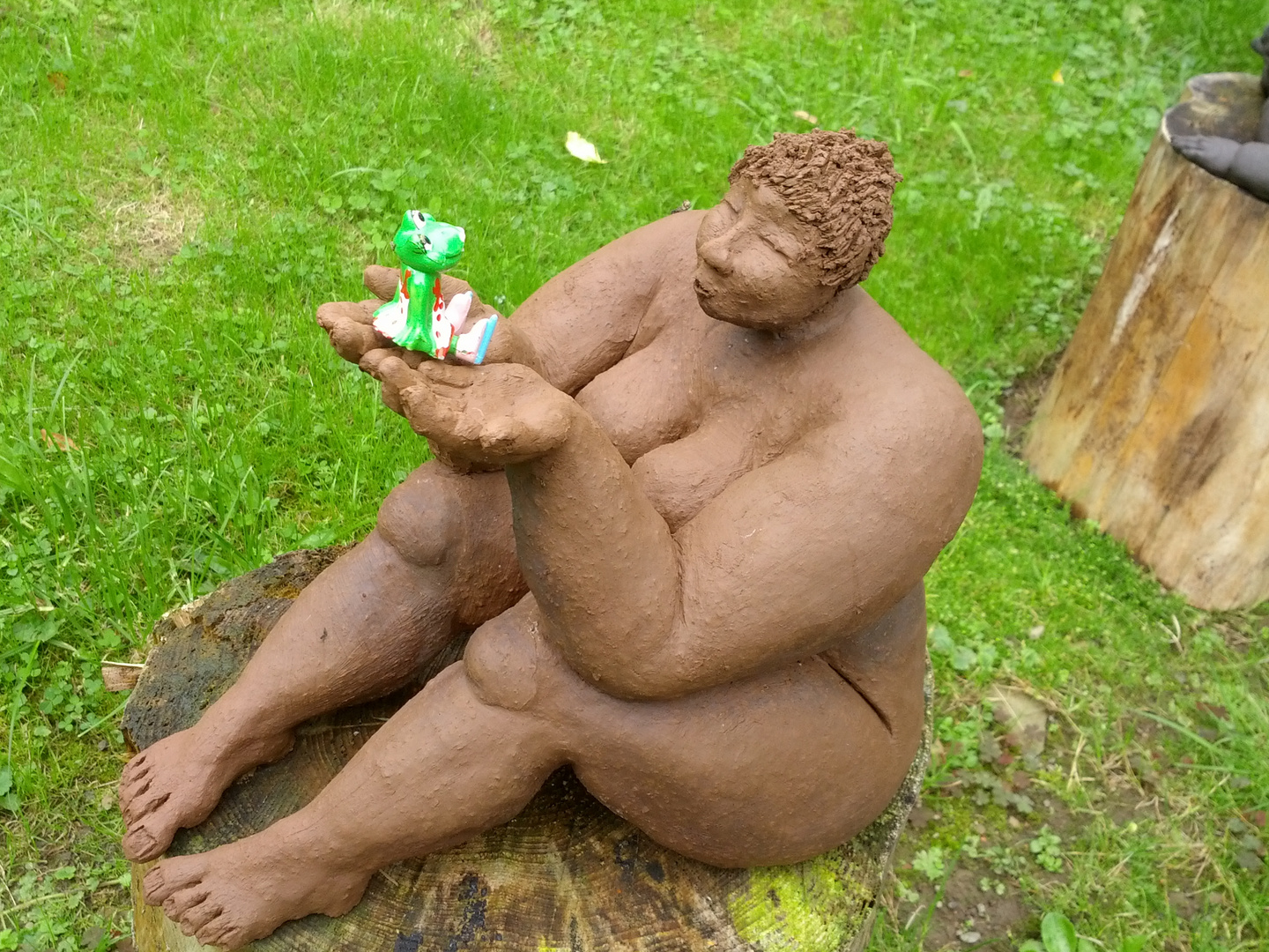 Dickmadam mit Frosch - Skulptur in Dickmadam's Garten in Pinn an der Wahnbachtalsperre